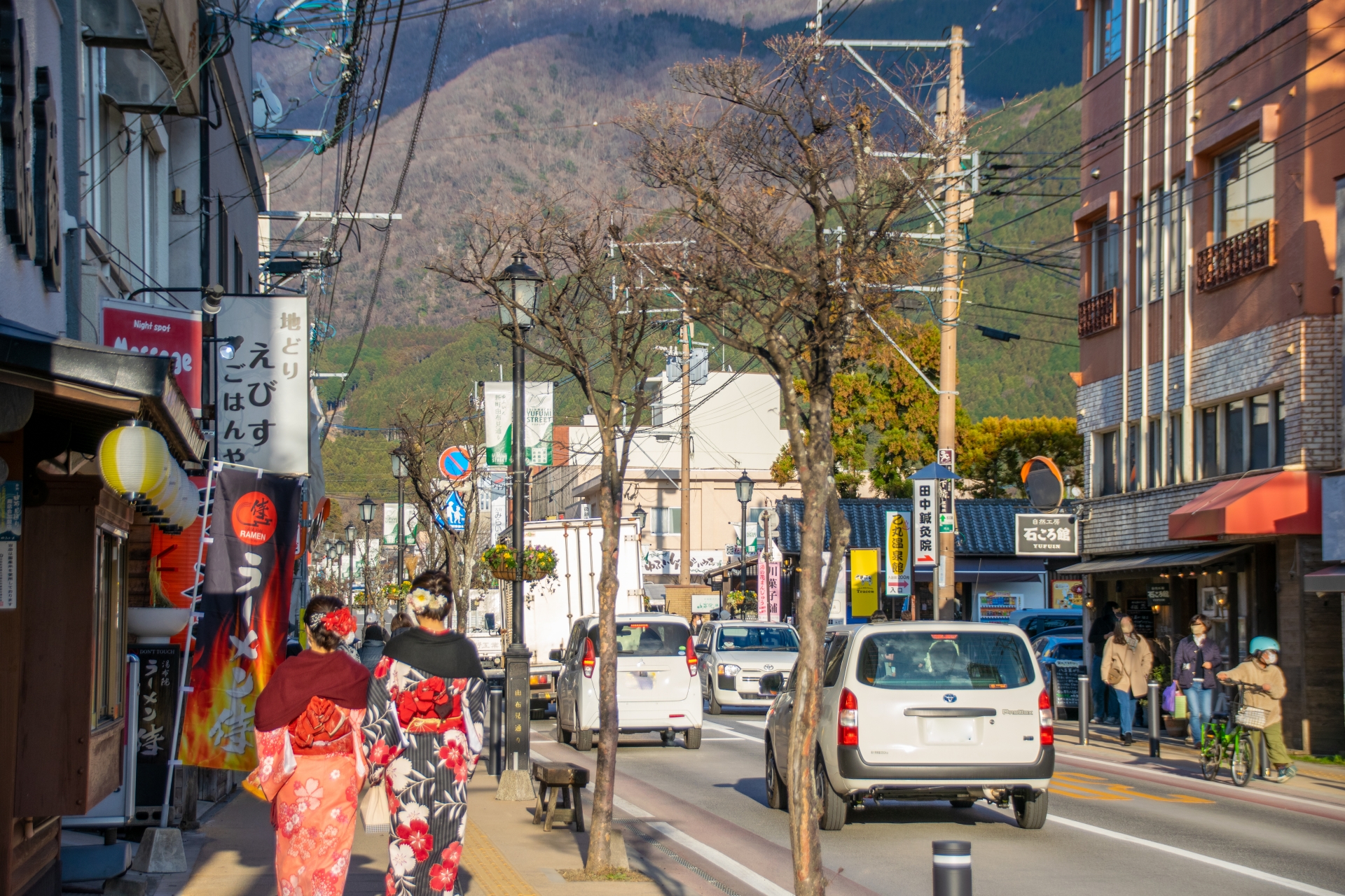 石畳の温泉街を歩く観光客の風景